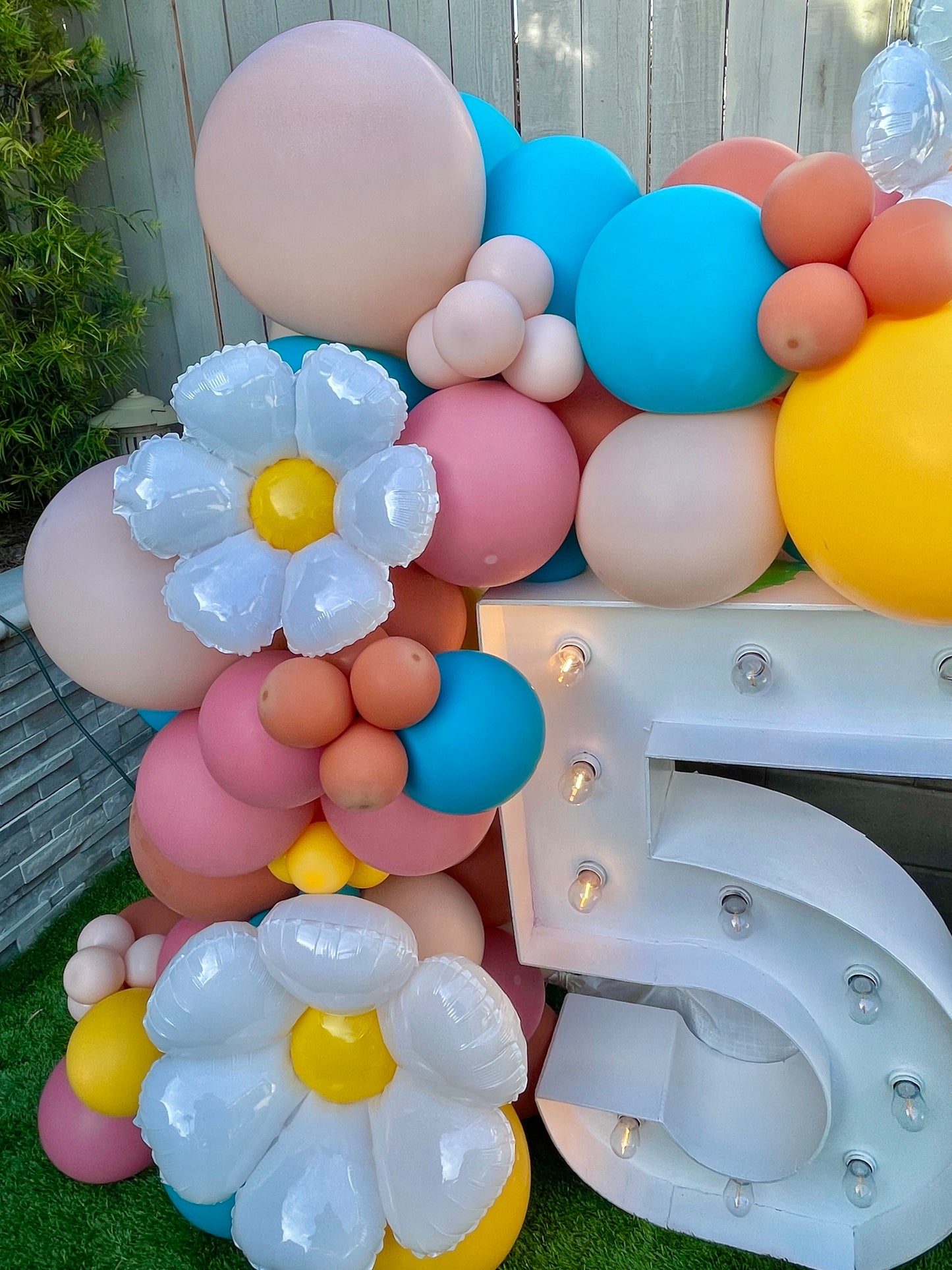 Groovy Retro Daisy Balloon Garland Kit